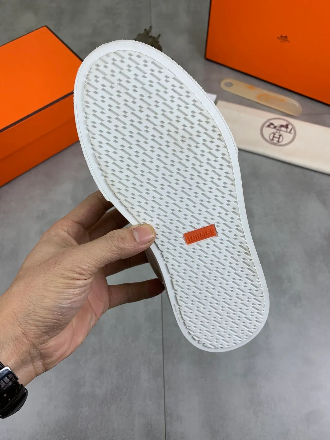 Men's men's shoes 💰P640 New Hermes top version Hermès classic couple style #𝐊𝐞𝐥𝐥𝐲 buckle casual white shoes skateboard shoes that will not conflict with shoes at all. Full of unknowns, Hermès rarely produces flat casual shoes and they are paired with classic palladium-plated Kelly shoe buckles! You'll fall in love with it at first sight. It's super versatile and can be worn with any skirt or pants. 🉑️Close your eyes and wear it. It's super noble. Fabric: Specific cowhide/canvas material. Lining: Sheepskin lining. Outsole: Original molded TPU outsole. Size: 35-45.